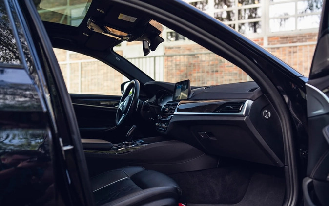BMW Seria 5 cena 116590 przebieg: 134000, rok produkcji 2019 z Tychy małe 667